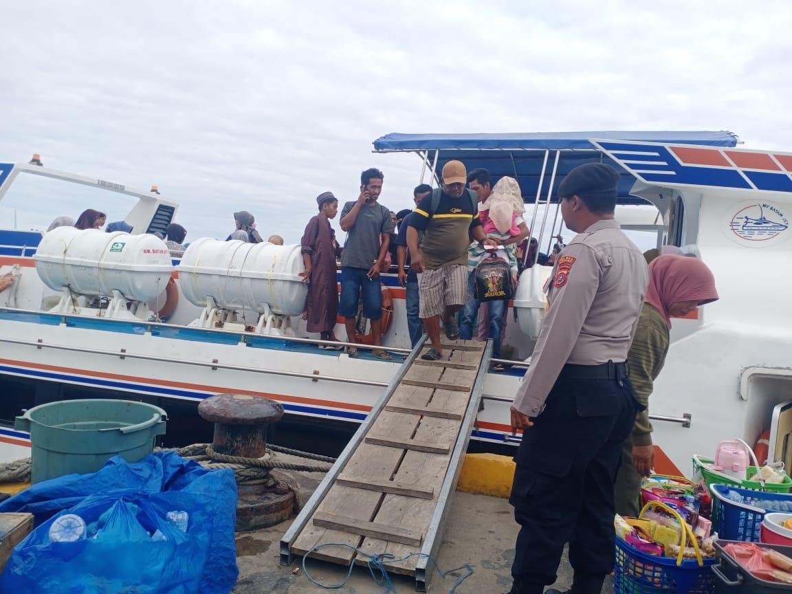 Polres Wakatobi Pastikan Keamanan Keberangkatan KM Batam Jet 5 dalam Operasi Lilin Anoa 2025