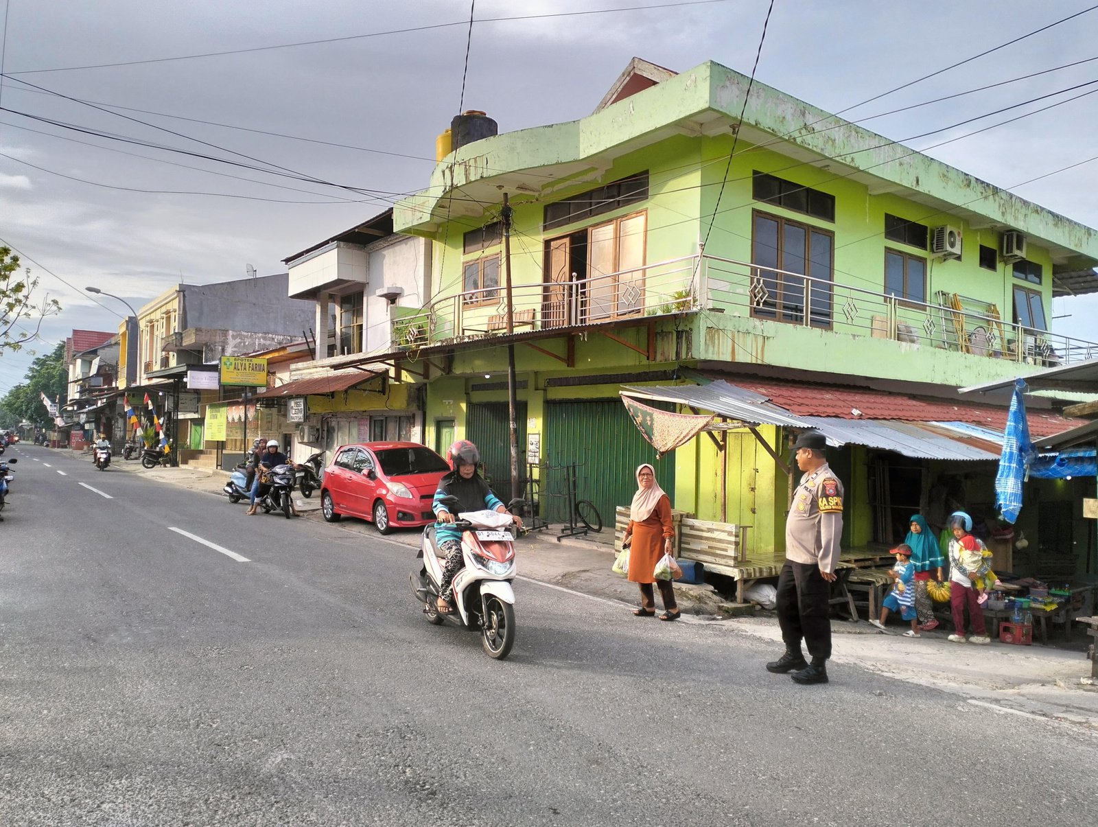Polres Wakatobi Laksanakan Pengamanan dan Patroli Pasar Pagi Wangi-Wangi dalam Operasi Lilin Anoa 2025