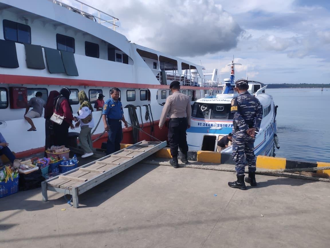 Polres Wakatobi Pengamanan Keberangkatan KM Batam Jet 5 di Pelabuhan Wanci
