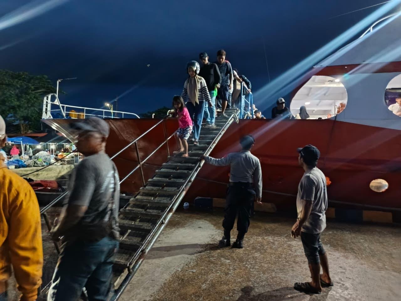 Polres Wakatobi Pengamanan Kedatangan KM Napoleon 777 di Pelabuhan Wanci