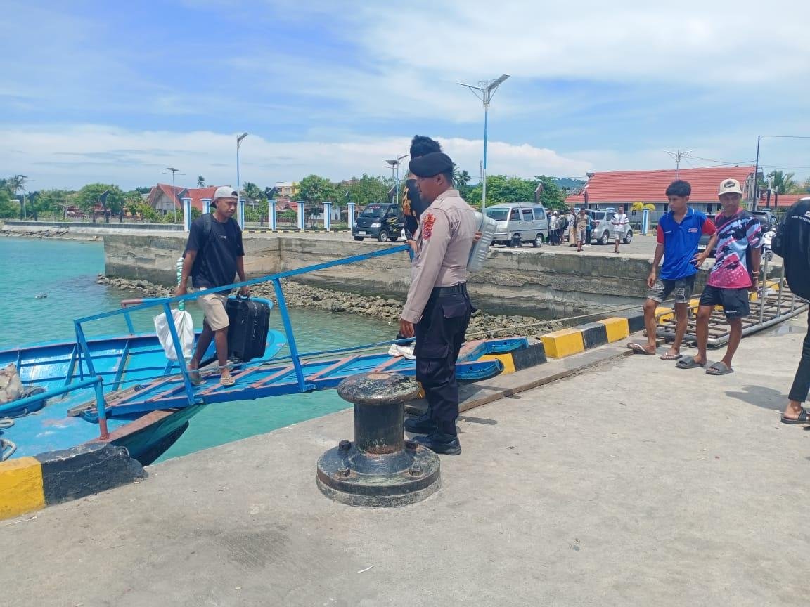 Polres Wakatobi Laksanakan Pengamanan Kedatangan KM Natuna Express di Pelabuhan Wanci