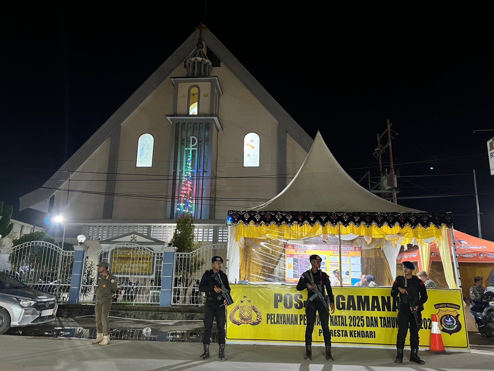 Brimob Resimen II Pasbrimob II Turut Pengamanan Ibadah Malam Natal di Kendari