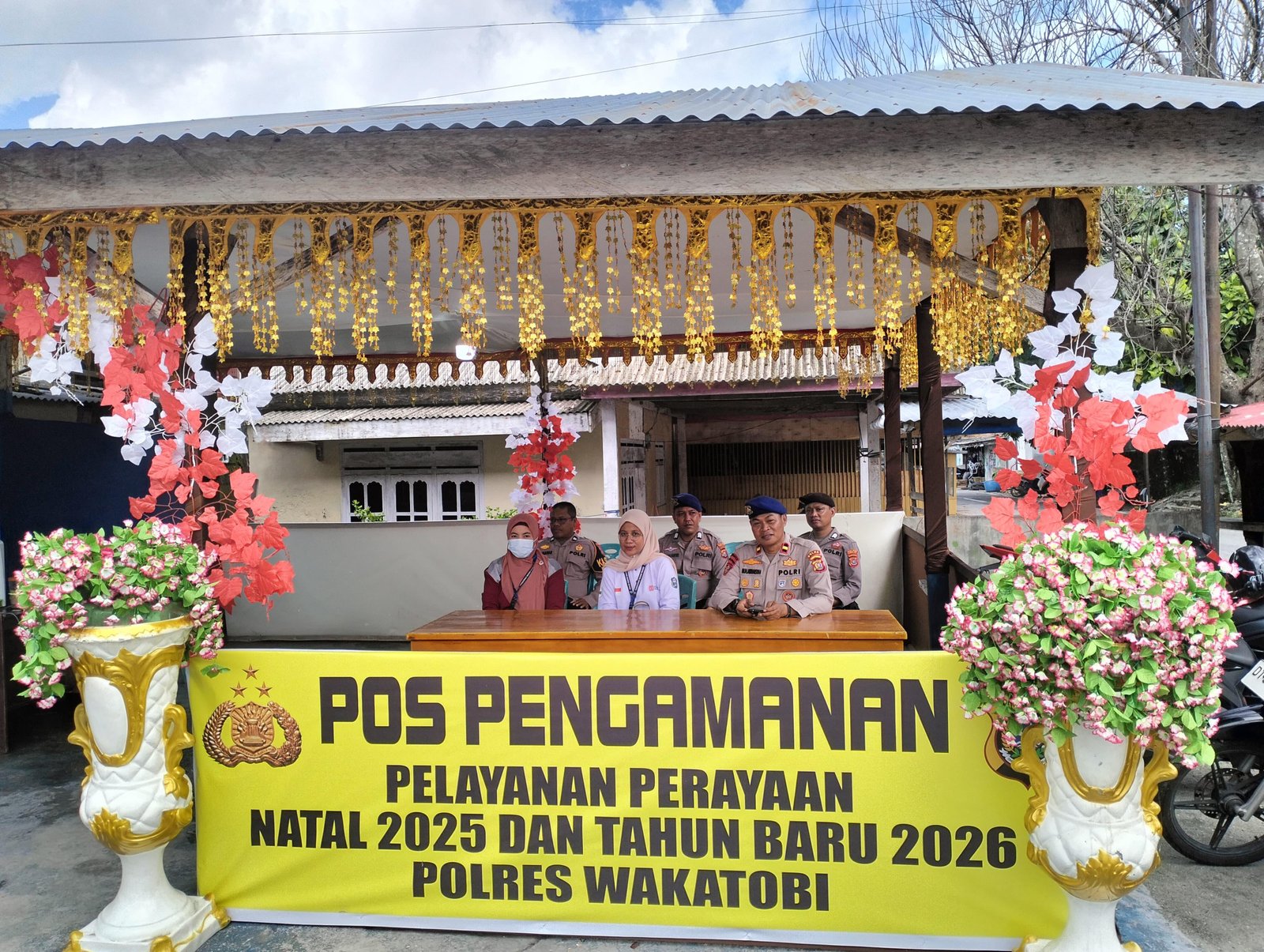 Personel Regu I Pos Pam Pelabuhan Wanci Pastikan Keamanan dalam Operasi Lilin Anoa 2025