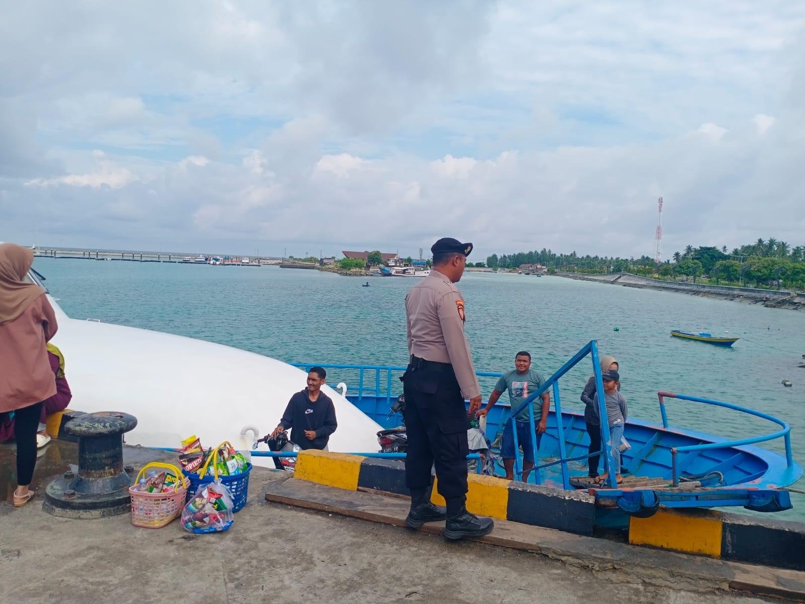 Satpamobvit Polres Wakatobi Pengamanan Keberangkatan KM Natuna Express di Pelabuhan Wanci