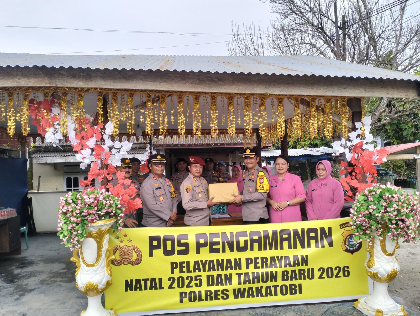 Kapolres Wakatobi Lakukan Kontrol Pospam Nataru, Serahkan Bingkisan Bhayangkari Peduli