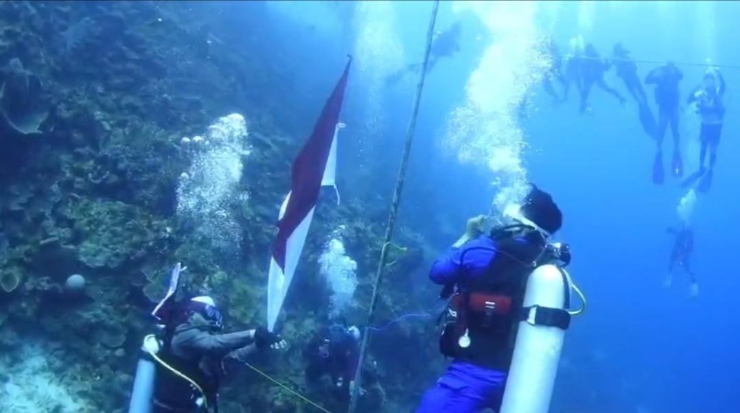 Gelar upacara HUT Ke 81 RI di bawah Laut wakatobi, Bendera merah putih berkibar di kedalaman 15 meter