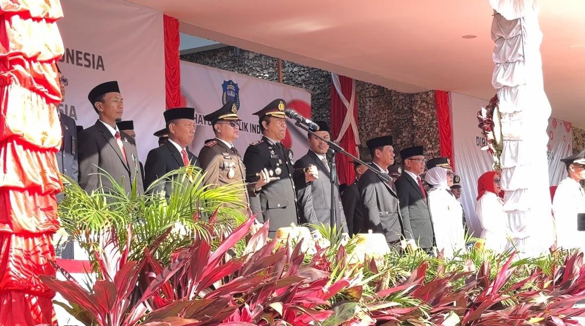 Upacara HUT ke-81 Kemerdekaan RI di Wakatobi Berlangsung Khidmat, Bupati H. Haliana Bertindak sebagai Inspektur Upacara