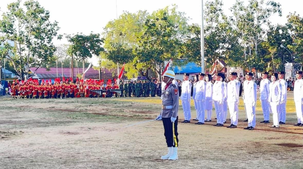 Upacara Penurunan Bendera HUT ke-81 RI di Alun-Alun Merdeka Wakatobi Berjalan Khidmat