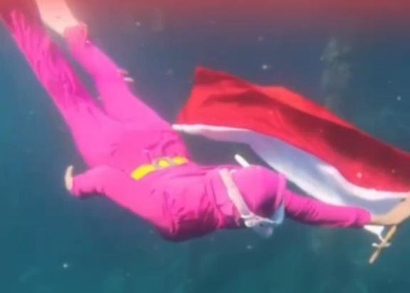 Bhayangkari Cabang Wakatobi Kibarkan Bendera Merah Putih di Segitiga Karang Dunia, Sambut HUT RI ke-81