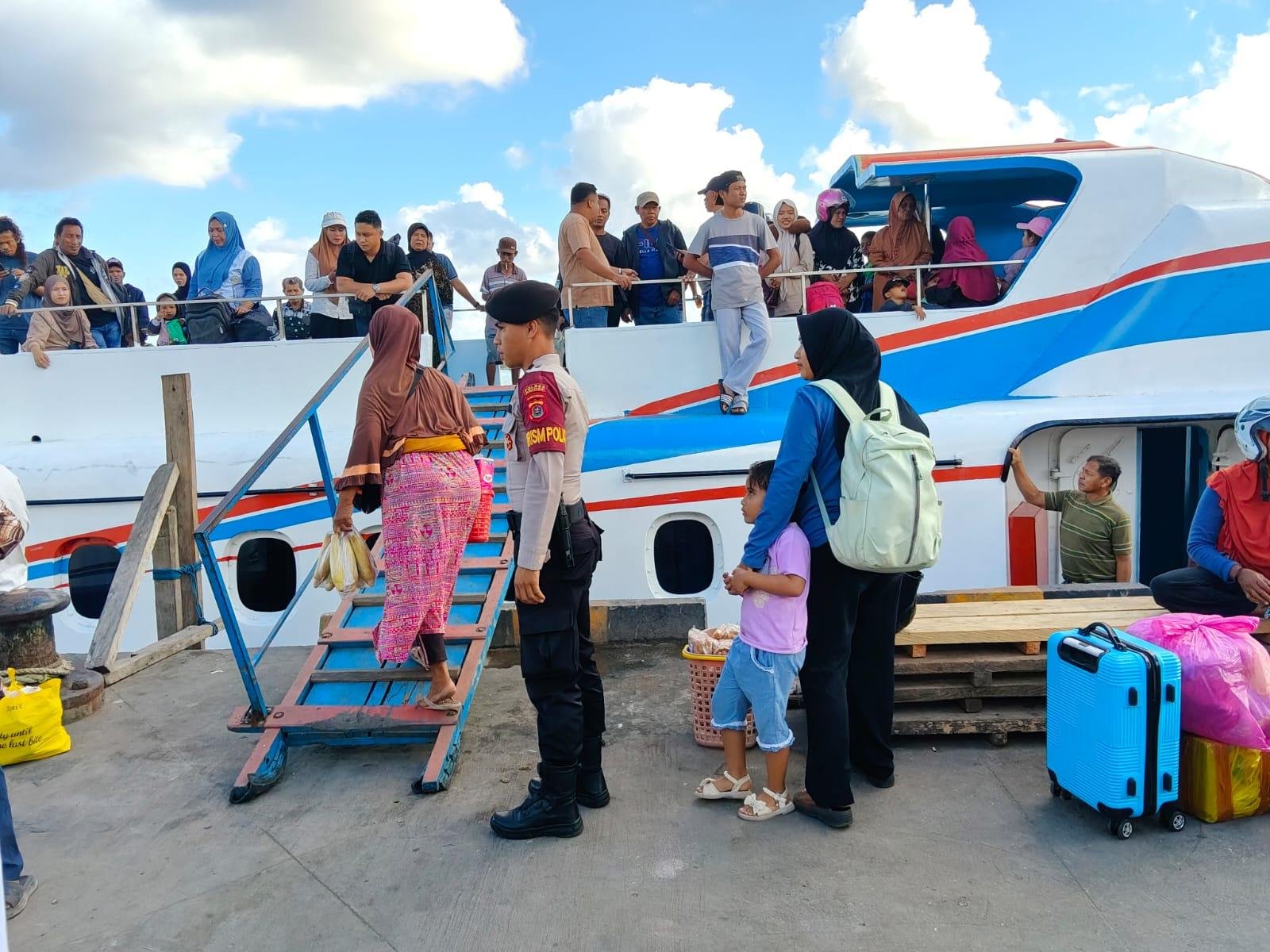 Polres Wakatobi laksanakan layanan keamanan Keberangkatan KM Cantika Lestari Inova di Pelabuhan Wanci