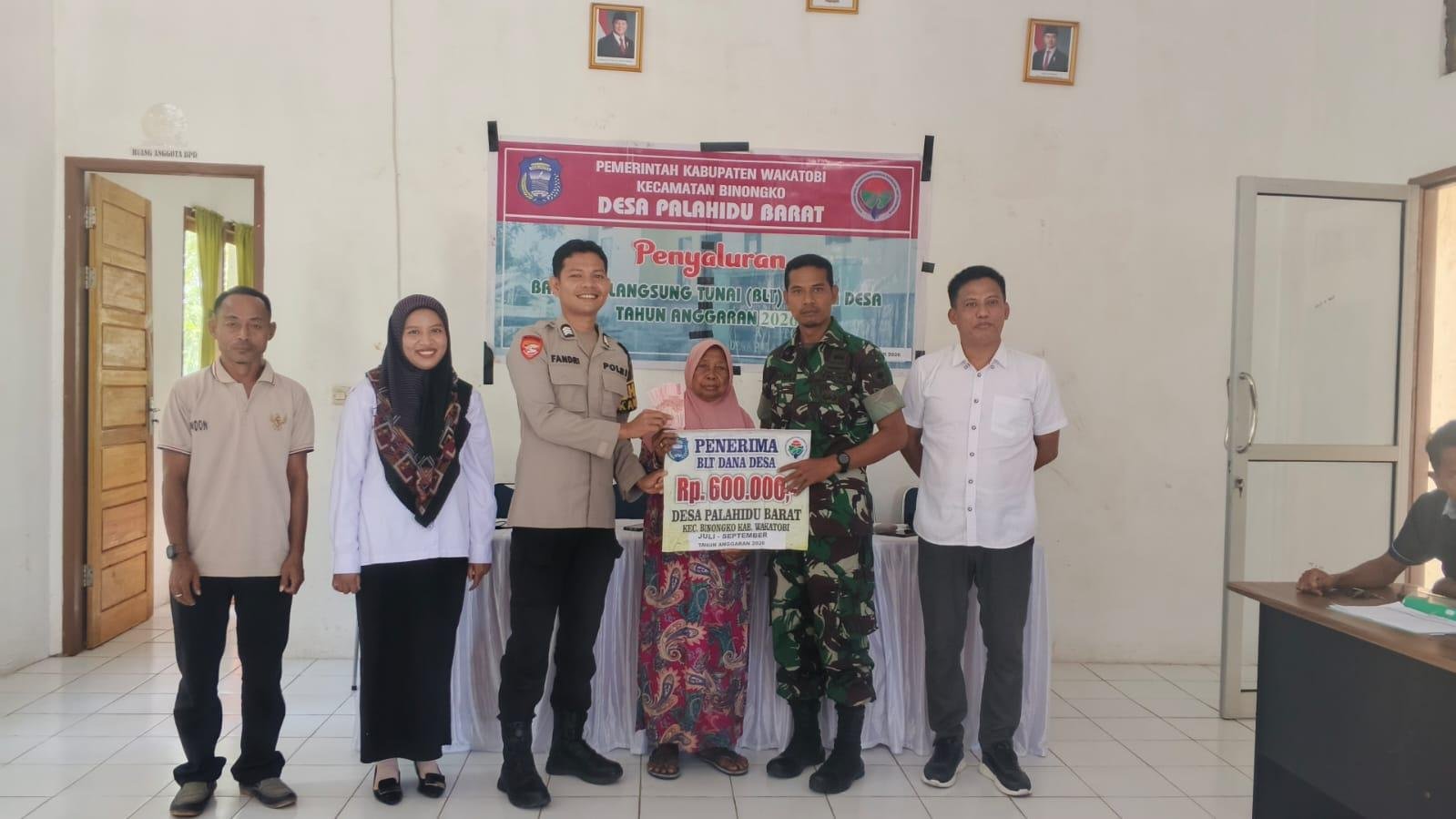 Bhabinkamtibmas Polres Wakatobi Kawal Penyaluran BLT-DD Tahap III di Desa Palahidu Barat