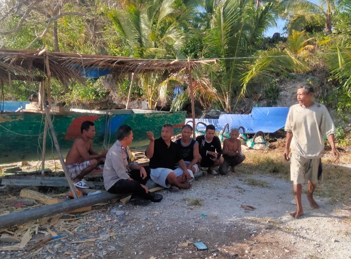 Bhabinkamtibmas Polres Wakatobi Gelar Sambang Dialogis di Desa Longa, Imbau Warga Waspadai Cuaca Ekstrem dan Karhutla
