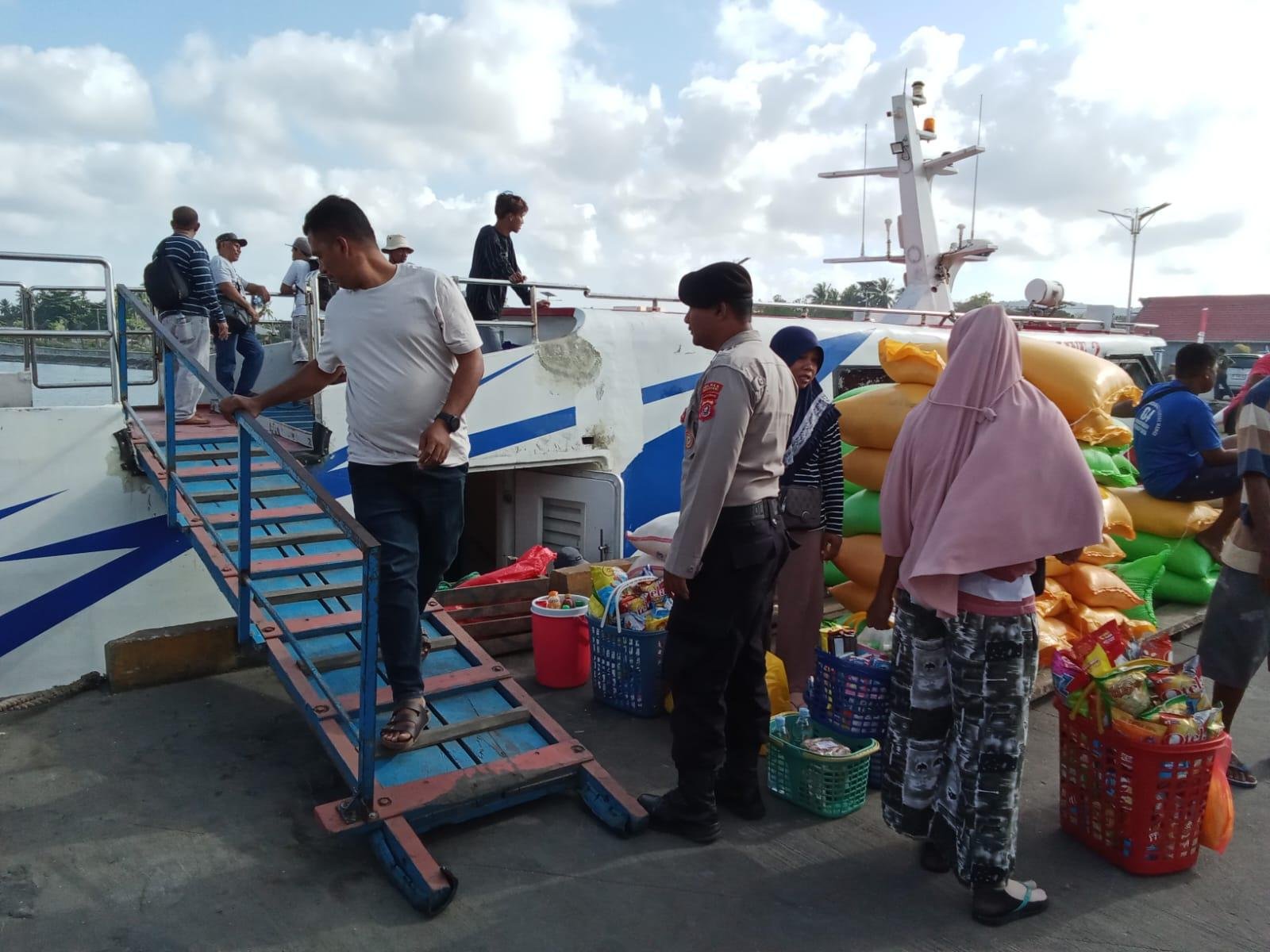 Satpamobvit Polres Wakatobi Berikan Pelayanan Keamanan Keberangkatan KM. Batam Line 2