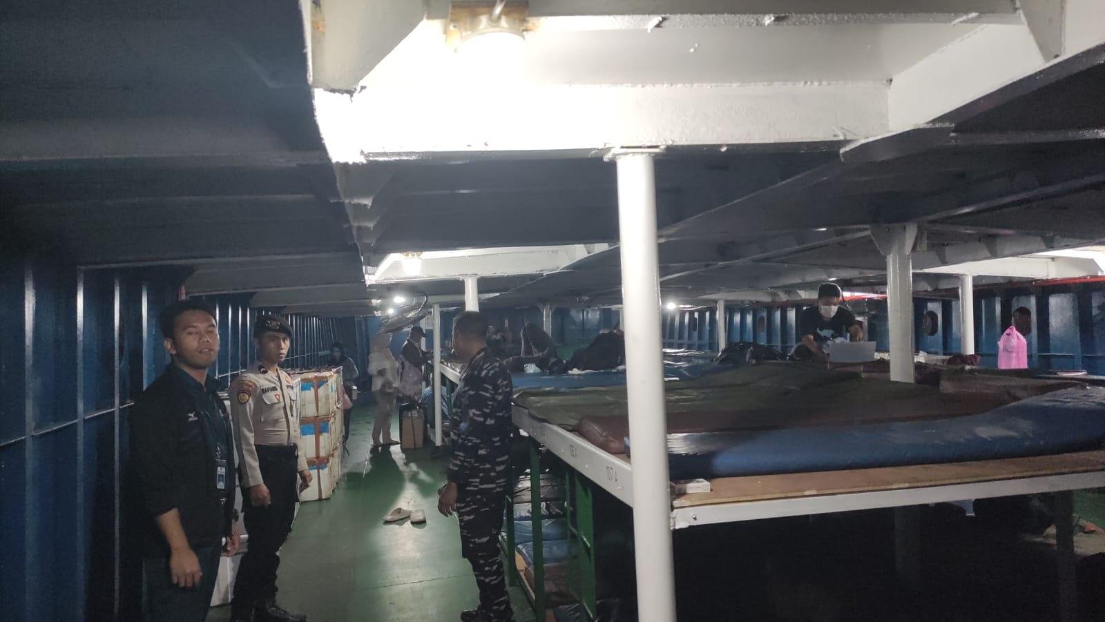 Sat Pamobvit Polres Wakatobi melaksanakan pelayanan keamanan Keberangkatan KM Kota Teratai di Pelabuhan Lokal Wanci
