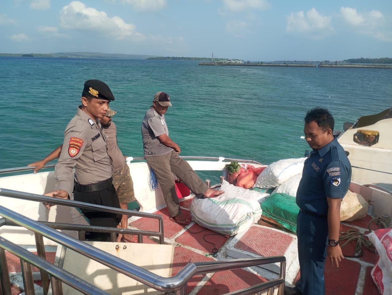 Jamin Keamanan Jalur Antar-Pulau, Sat Pamobvit Polres Wakatobi Berikan Layanan Keamanan Keberangkatan KM Fungka Ekspres 01