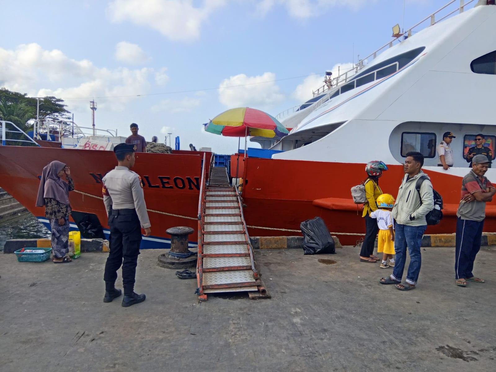 Tingkatkan Pelayanan Publik, Sat Pamobvit Polres Wakatobi Berikan Layanan Keamanan Keberangkatan KM Napoleon 777