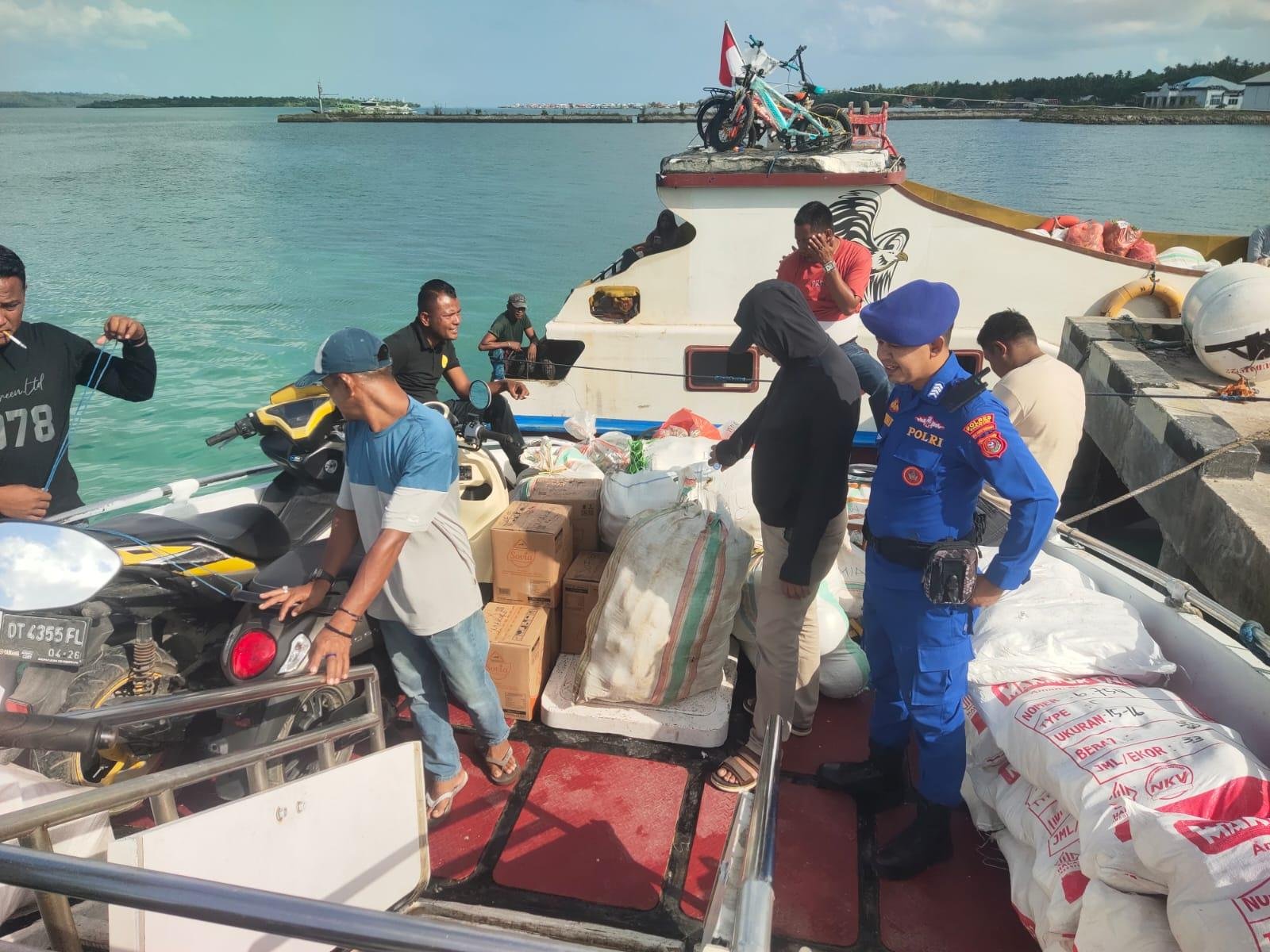Satpolairud Polres Wakatobi laksanakan layanan keamanan Keberangkatan KM Fungka Expres 02