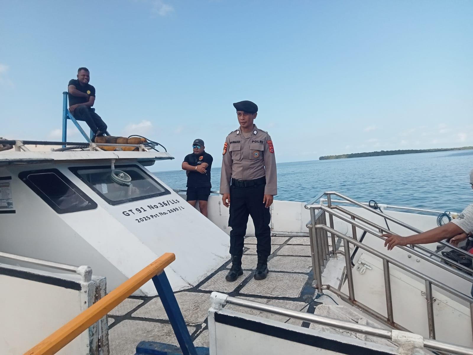 Sat Pamobvit Polres Wakatobi Laksanakan layanan keamanan Keberangkatan KM Fungka Ekspres 02 di Pelabuhan Patinggu