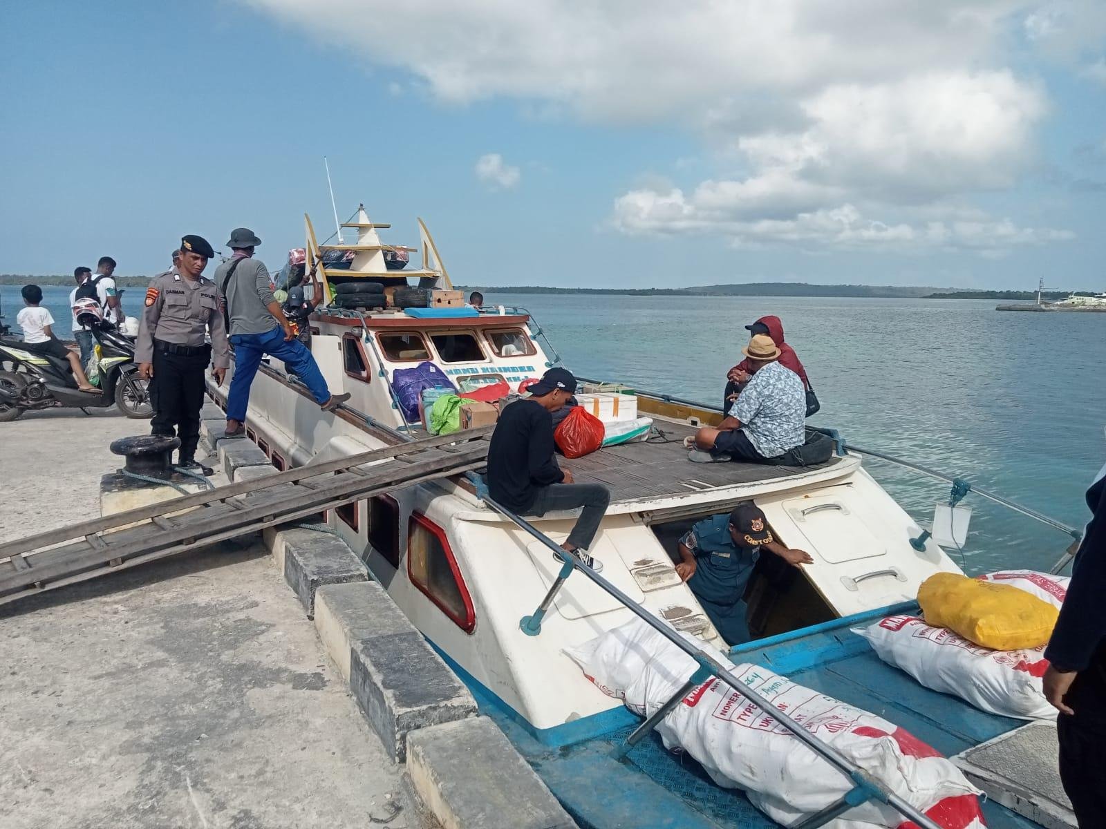 Satpamobvit Polres Wakatobi lakukan layanan keamanan Keberangkatan KM Manu Manu Kaindea, Pastikan Penumpang dan Barang Berjalan Aman