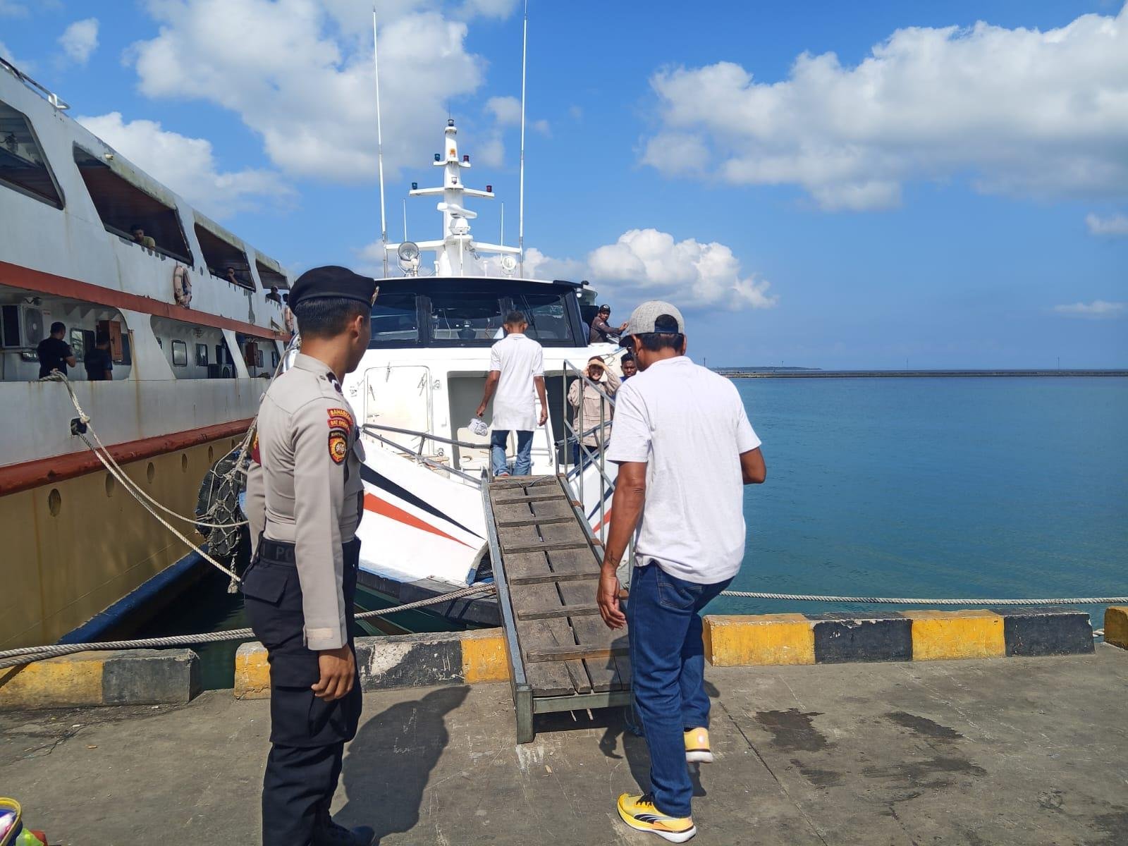 Satpamobvit Polres Wakatobi Berikan Layanan Keamanan Keberangkatan KM Pasific Jetstar 1