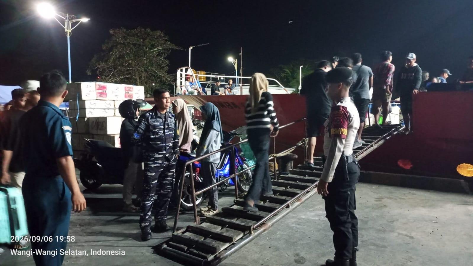 Satpamobvit Polres Wakatobi Beri Layanan Keamanan Keberangkatan KM Simba 1 dari Pelabuhan Wanci