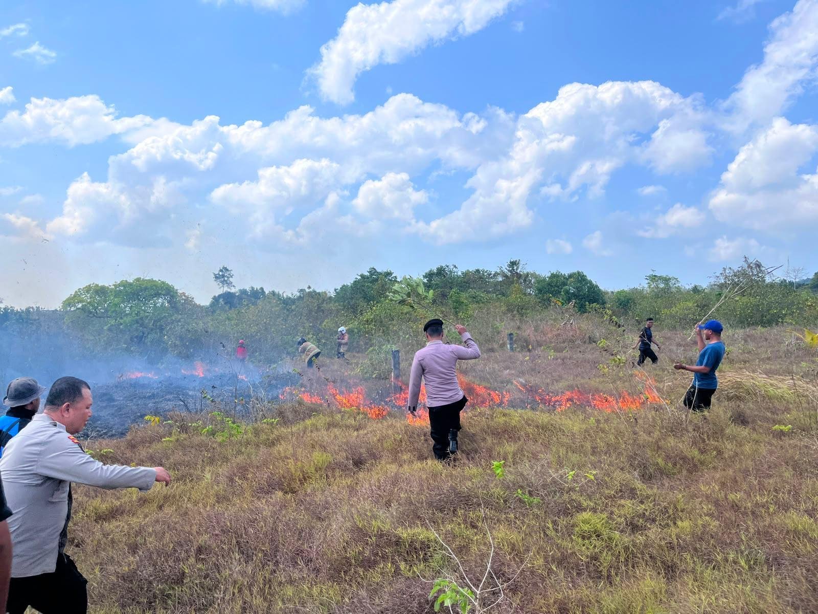 Respons Cepat Polres Wakatobi Tangani Kebakaran Hutan dan Lahan di Wandoka