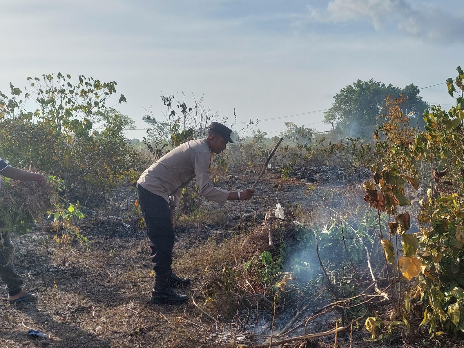 Personel Polres Wakatobi Bersama Warga Padamkan Kebakaran Lahan di Desa Sombu