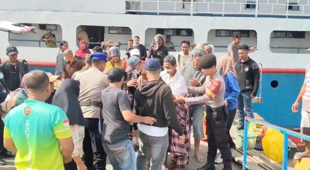 Sinergi Satpolairud, Pamobvit dan TNI AL Bantu Pasien Rujukan Naik KM Batam Jet di Pelabuhan Wanci