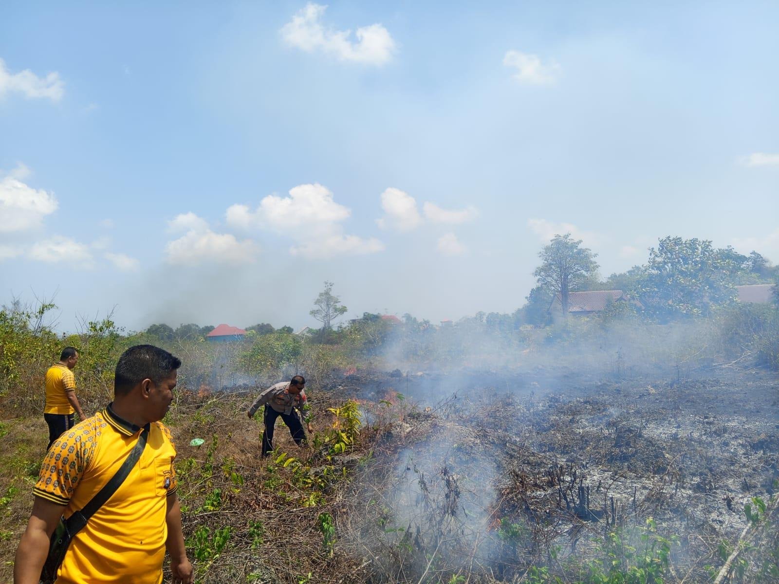 Wakapolres Wakatobi Pimpin Pemadaman Api di Lahan Kosong Wandoka