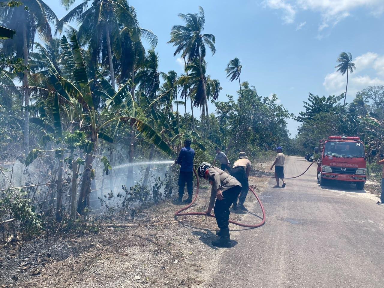 Sinergi Damkar dan Polri, Kebakaran Lahan 10 Hektare di Wandoka Berhasil Dipadamkan