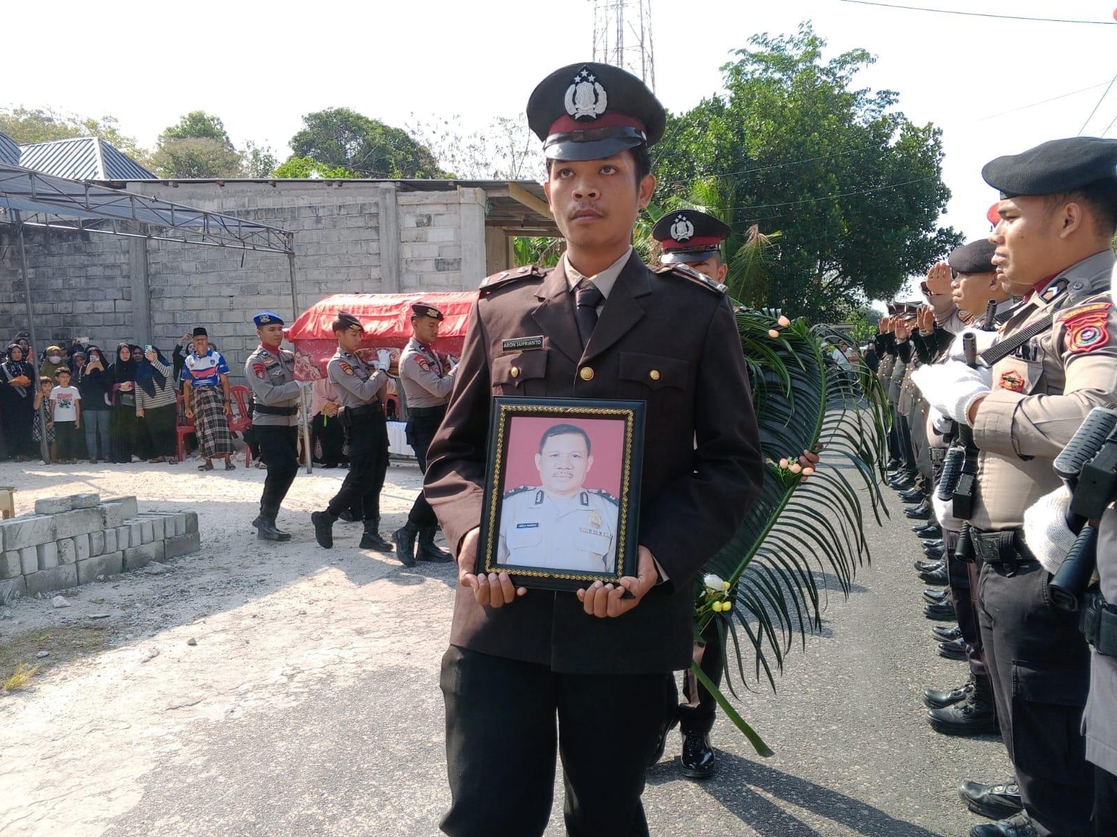 Polres Wakatobi Gelar Upacara Pemakaman Purnawirawan Polri Iptu Abdul Rahman