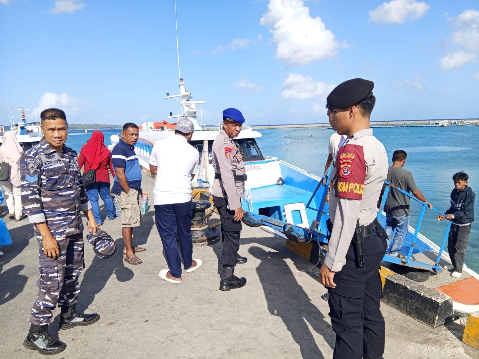 Satpamobvit Polres Wakatobi Beri Layanan Keamanan Keberangkatan KM Cantika Inova