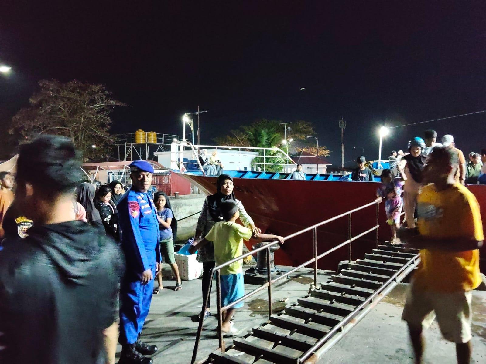 Satpolairud Polres Wakatobi Beri Layanan Keamanan Keberangkatan KM Simba 1 Menuju Kendari