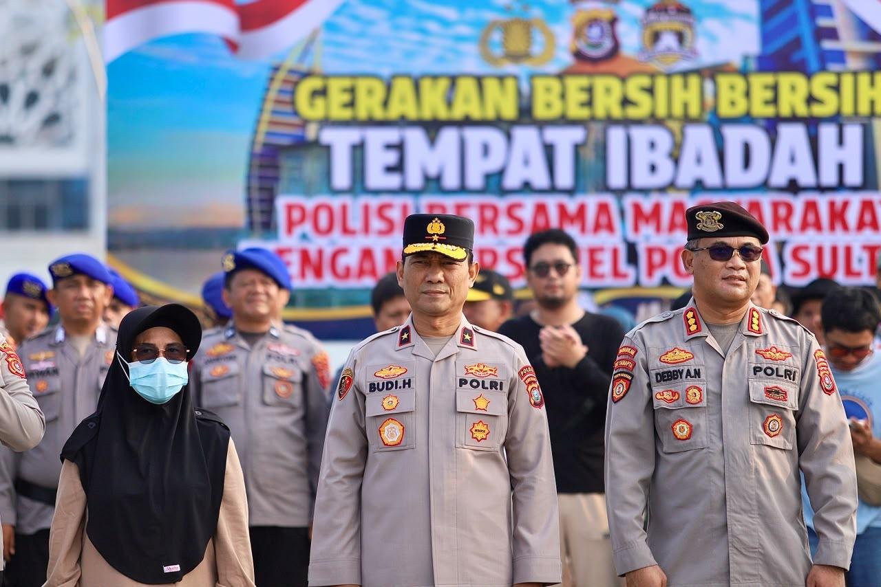Implementasikan Quick Wins Kapolri, Polda Sultra Gelar Gerakan Bersih-Bersih Tempat Ibadah