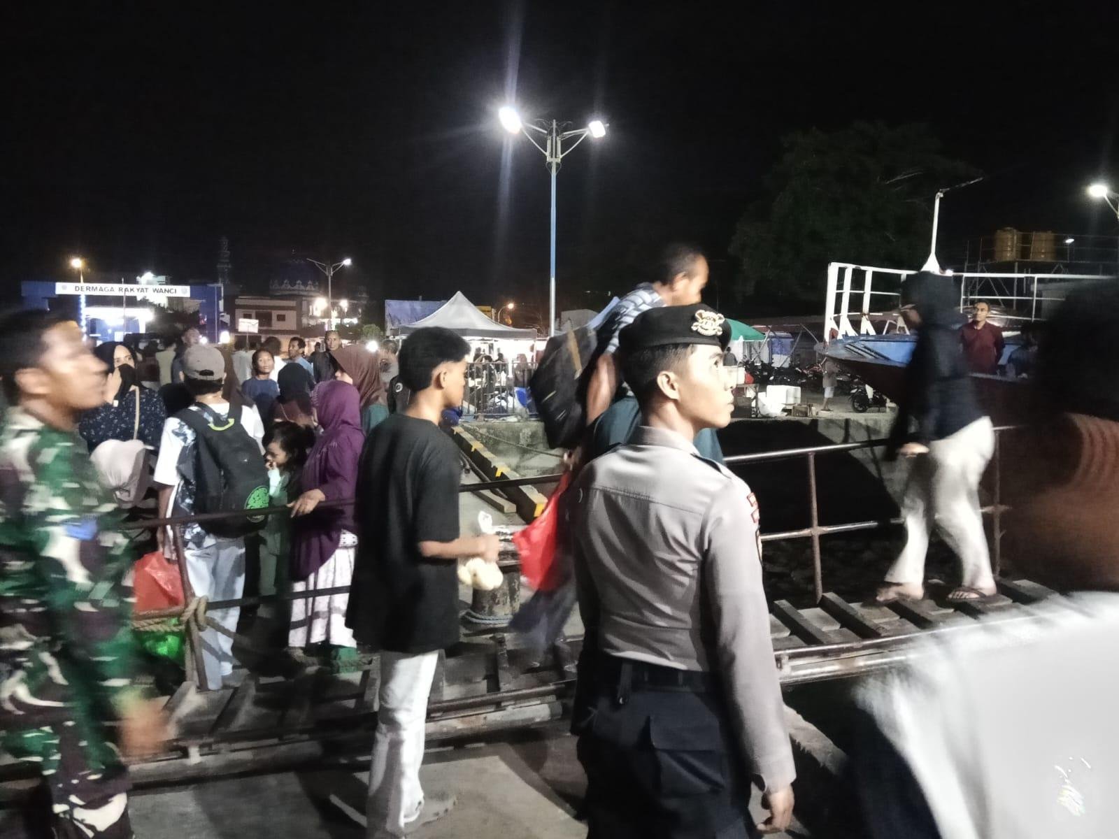 Satpamobvit Polres Wakatobi Berikan Layanan Keamanan Keberangkatan KM Simba 1 di Pelabuhan Wanci