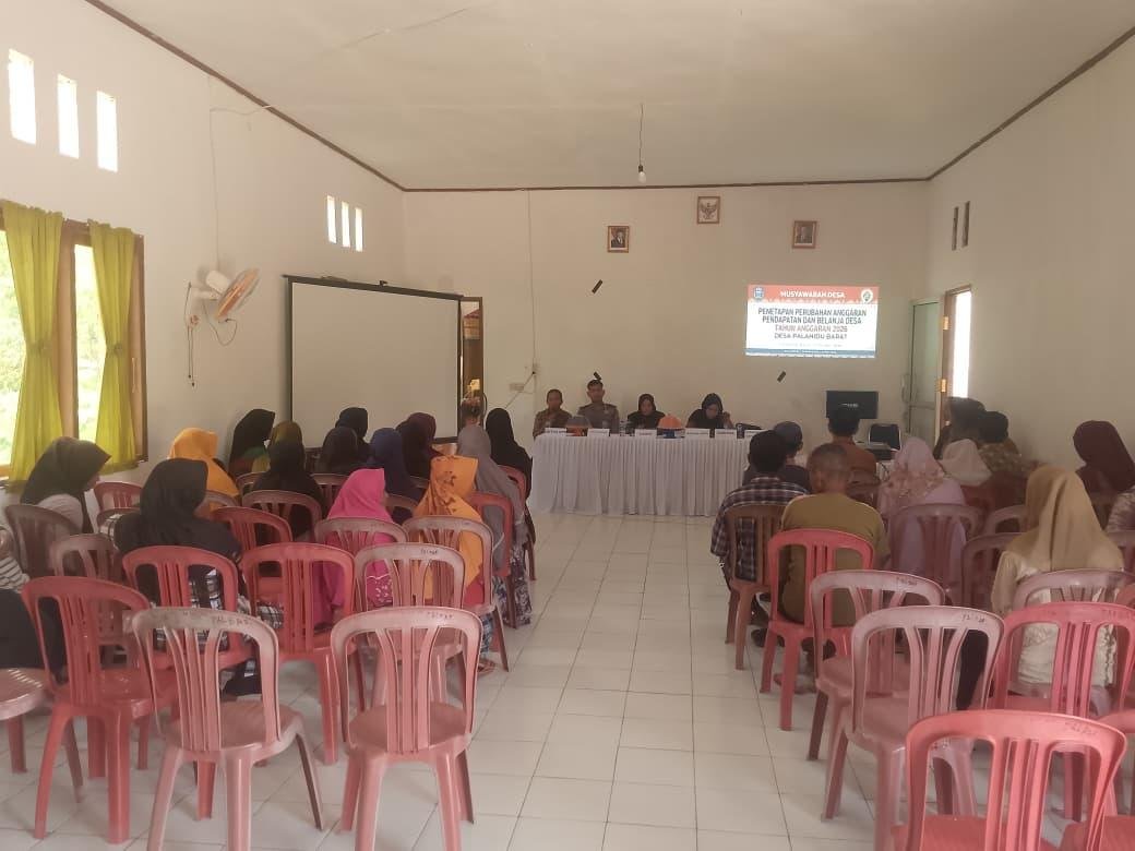 Bhabinkamtibmas Polres Wakatobi Hadiri Musyawarah Desa Penetapan Perubahan APBDes 2026 di Palahidu Barat