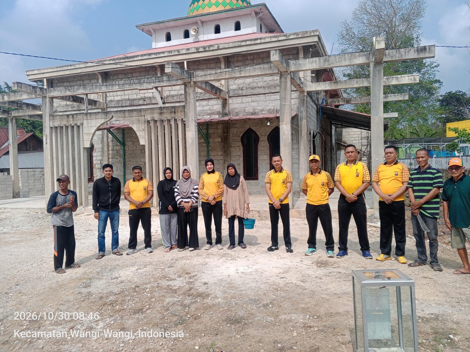 Polres Wakatobi Gelar Green Policing, Wujudkan Kepedulian terhadap Kebersihan Lingkungan Masjid