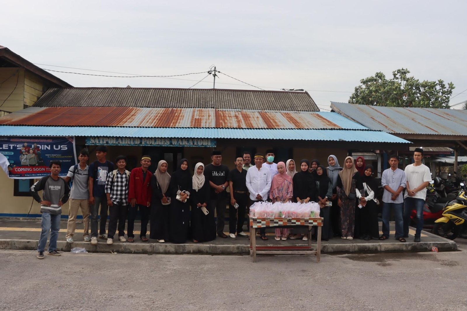 Sat Intelkam Polres Wakatobi Bersama IMM Wakatobi Bagikan Ratusan Menu Takjil di Pelabuhan Rakyat Wanci9