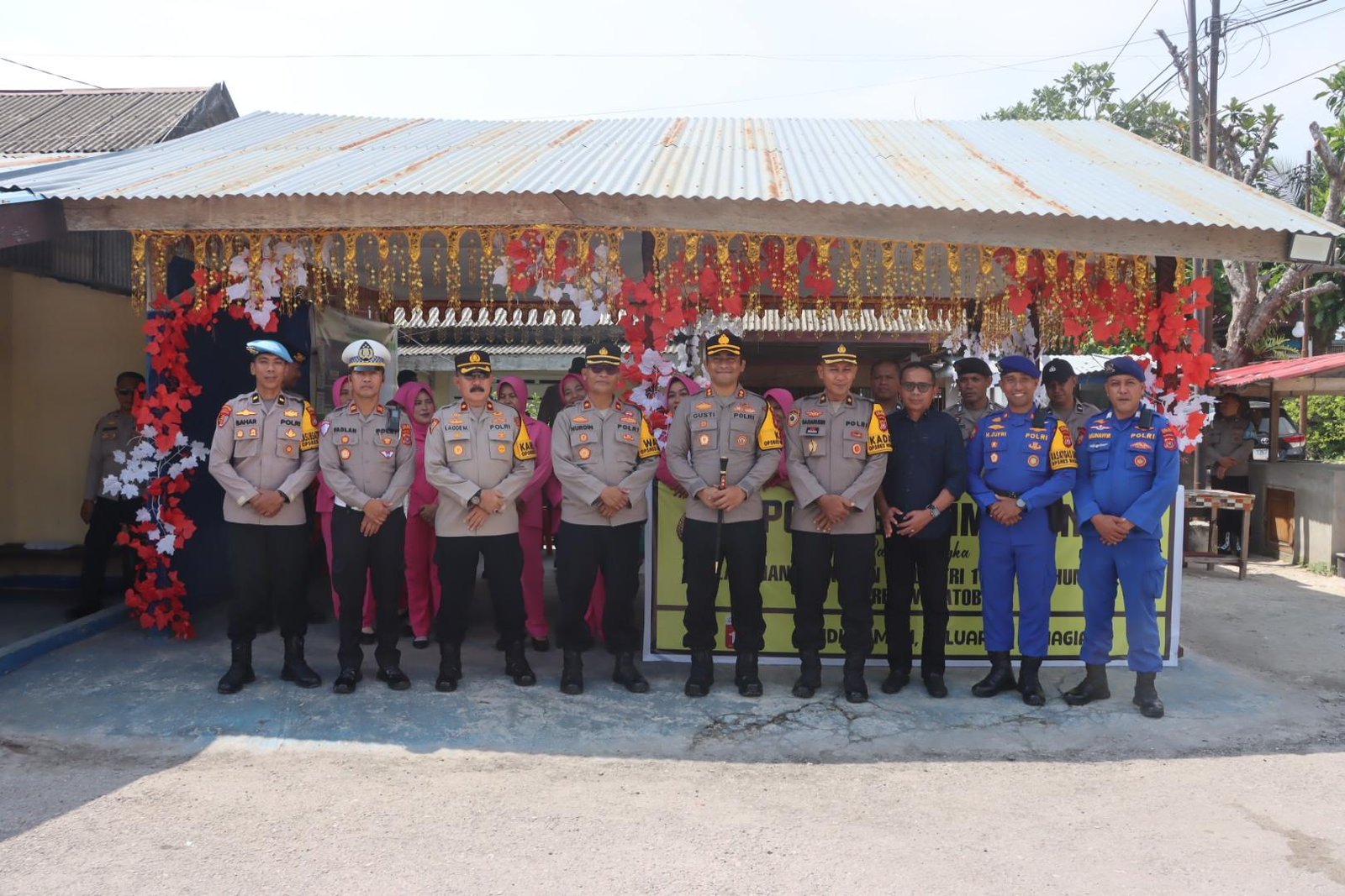 Kapolres Wakatobi Kunjungi Pos Pengamanan Operasi Ketupat, Serahkan Bingkisan Bhayangkari Peduli