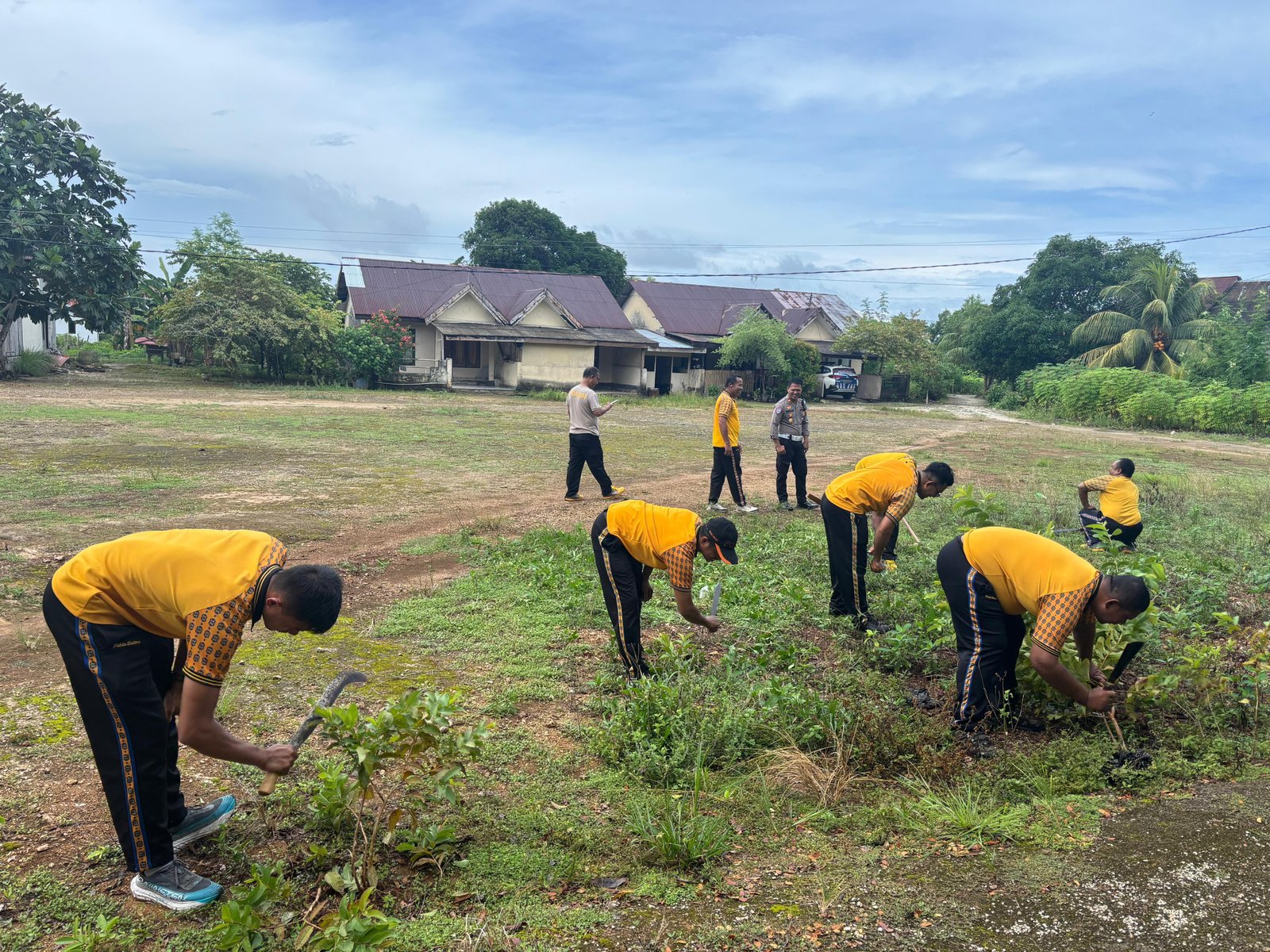 Tindak Lanjut Arahan Presiden, Polres Wakatobi Bersihkan Lingkungan Mako