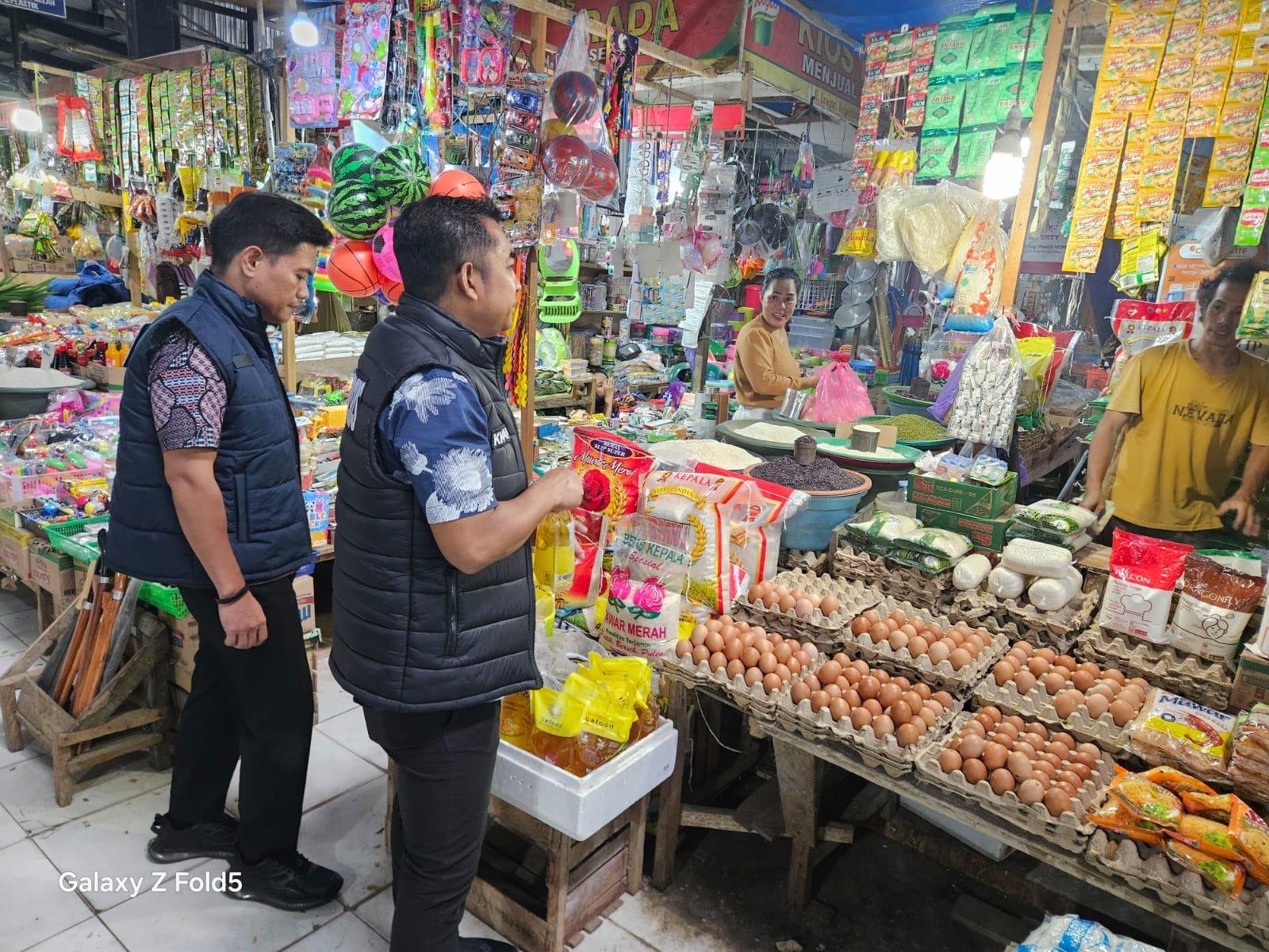 Satgas Saber Pelanggaran Harga, Keamanan dan Mutu Pangan Polda Sultra Pantau Harga Bahan Pokok di Pasar Paddys Kendari, Stok Masih Stabil