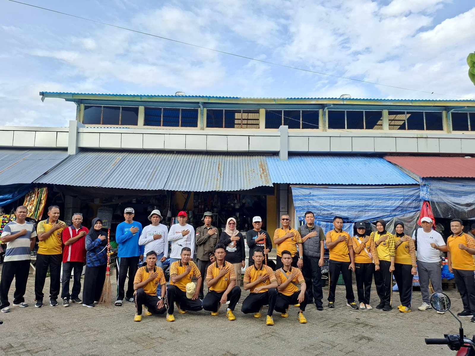 Polres Wakatobi Gelar Bhakti Sosial HPSN 2026, Fokus Bersihkan Pasar Sentral Mandati III