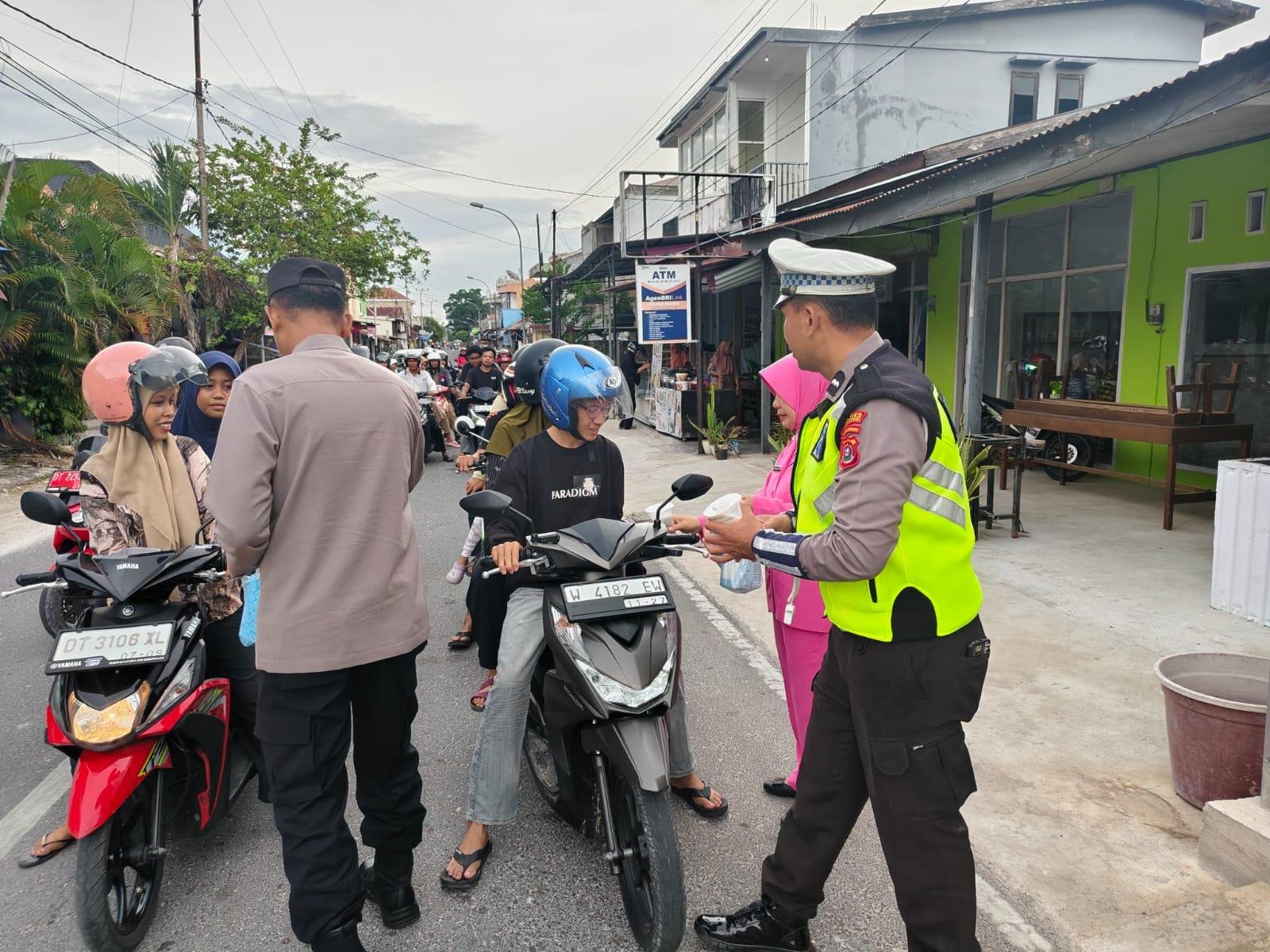 Semarak Ramadhan 1447 H, Polres Wakatobi Tebar Kepedulian Lewat Aksi Berbagi Menu Takjil