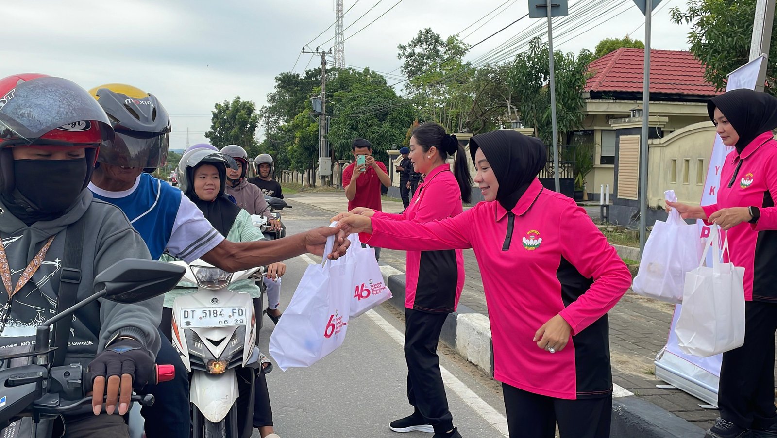 Bhayangkari Daerah Sultra Melaksanakan Kegiatan Berbagi Takjil Dalam Rangka Hut Yayasan Kemala Bhayangkari ke-46 Tahun 2026