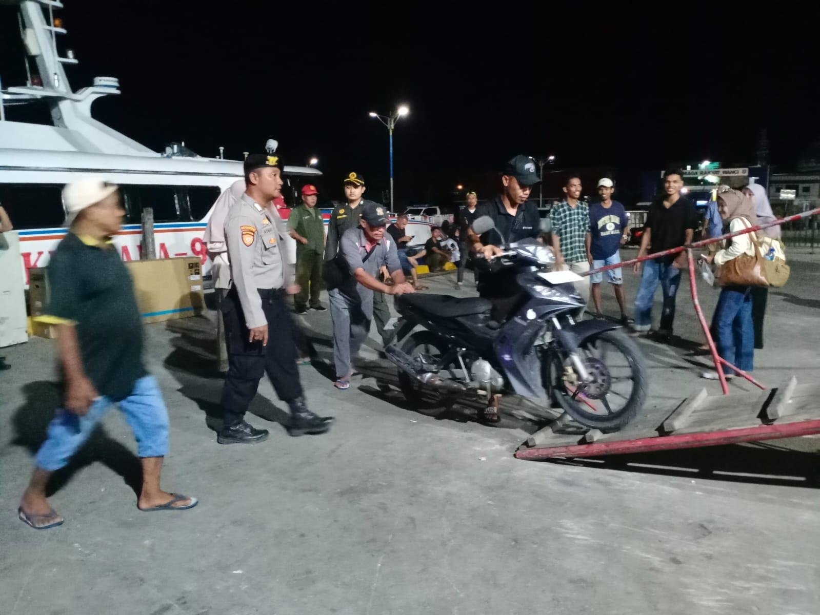 Polres Wakatobi Pengamanan Keberangkatan KM Melar Teratai dalam Operasi Ketupat Anoa 2026