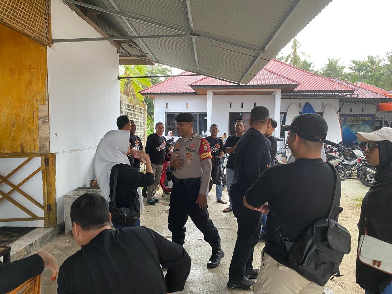 Patroli Hari Ketiga Lebaran, Satpamobvit Polres Wakatobi Jaga Keamanan Wisata Pantai Cemara