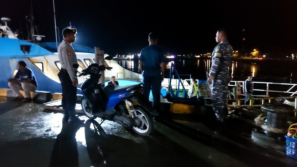 Arus Balik Mudik, Personel Pos PAM Pelabuhan Wanci Pengamanan Keberangkatan KM Satria 99 dalam Ops Ketupat Anoa 2026