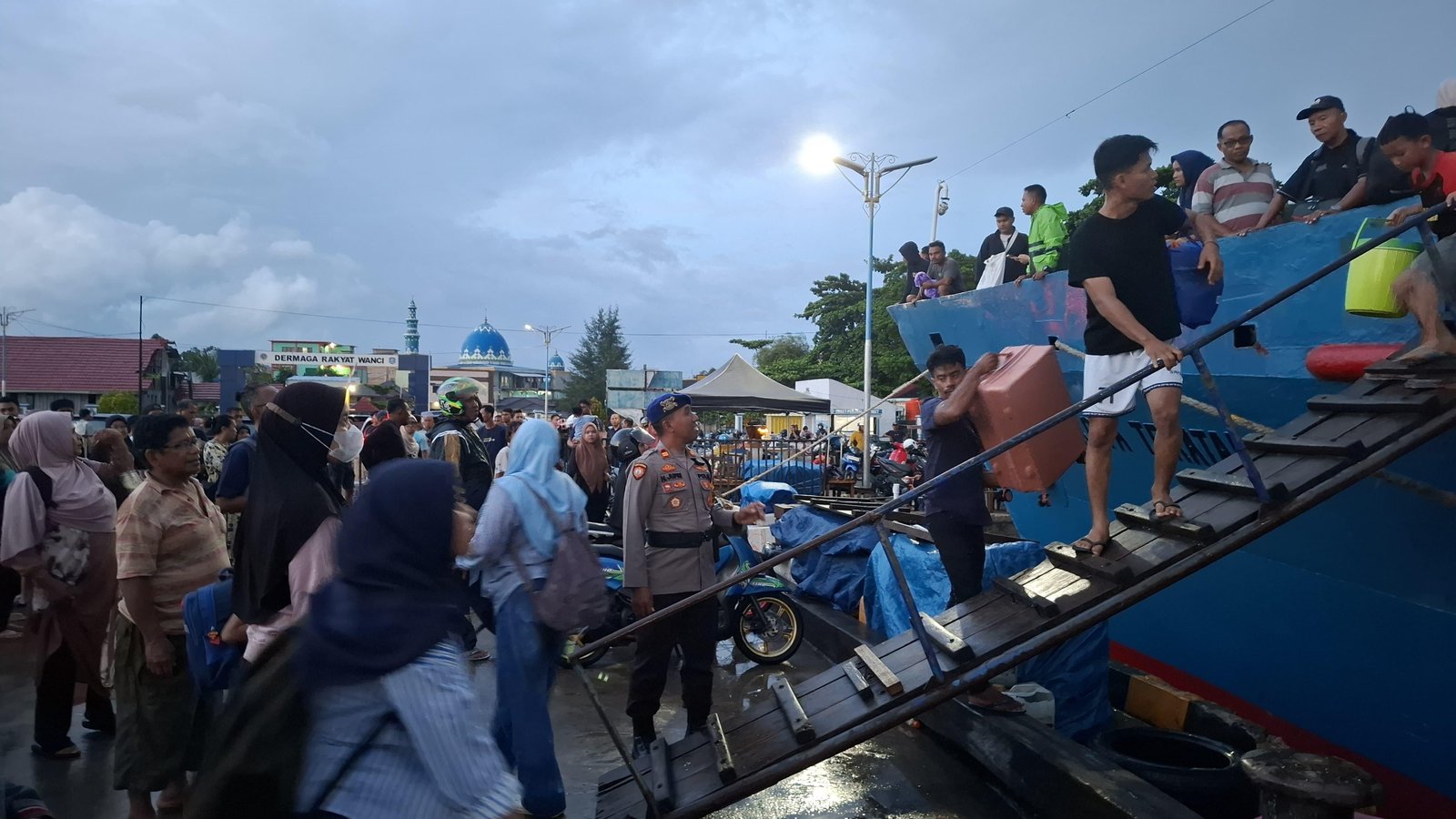 Pengamanan Arus Balik Lebaran 2026, Personel Pos PAM Pelabuhan Wanci Pengamanan Kedatangan KM Al Sudais 22