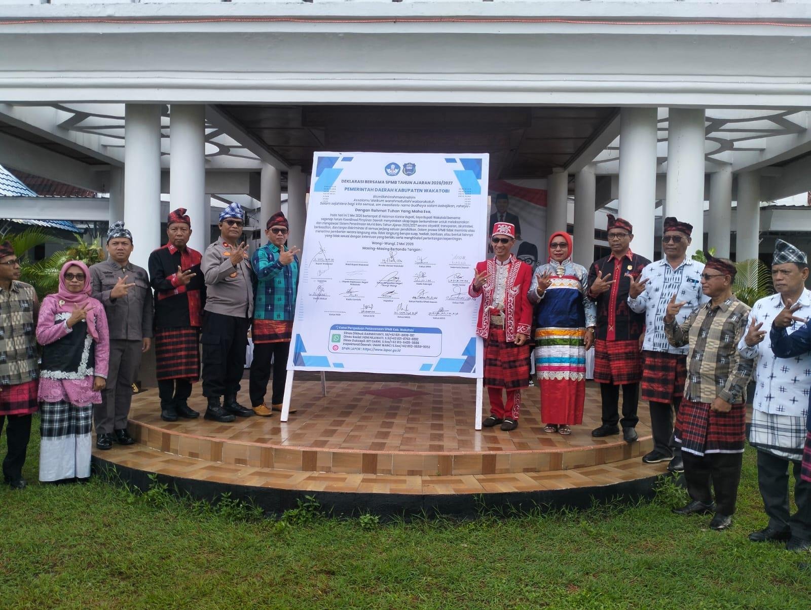 Wakapolres Wakatobi Hadiri Upacara Hardiknas 2026 dan Deklarasi SPMB di Halaman Kantor Bupati