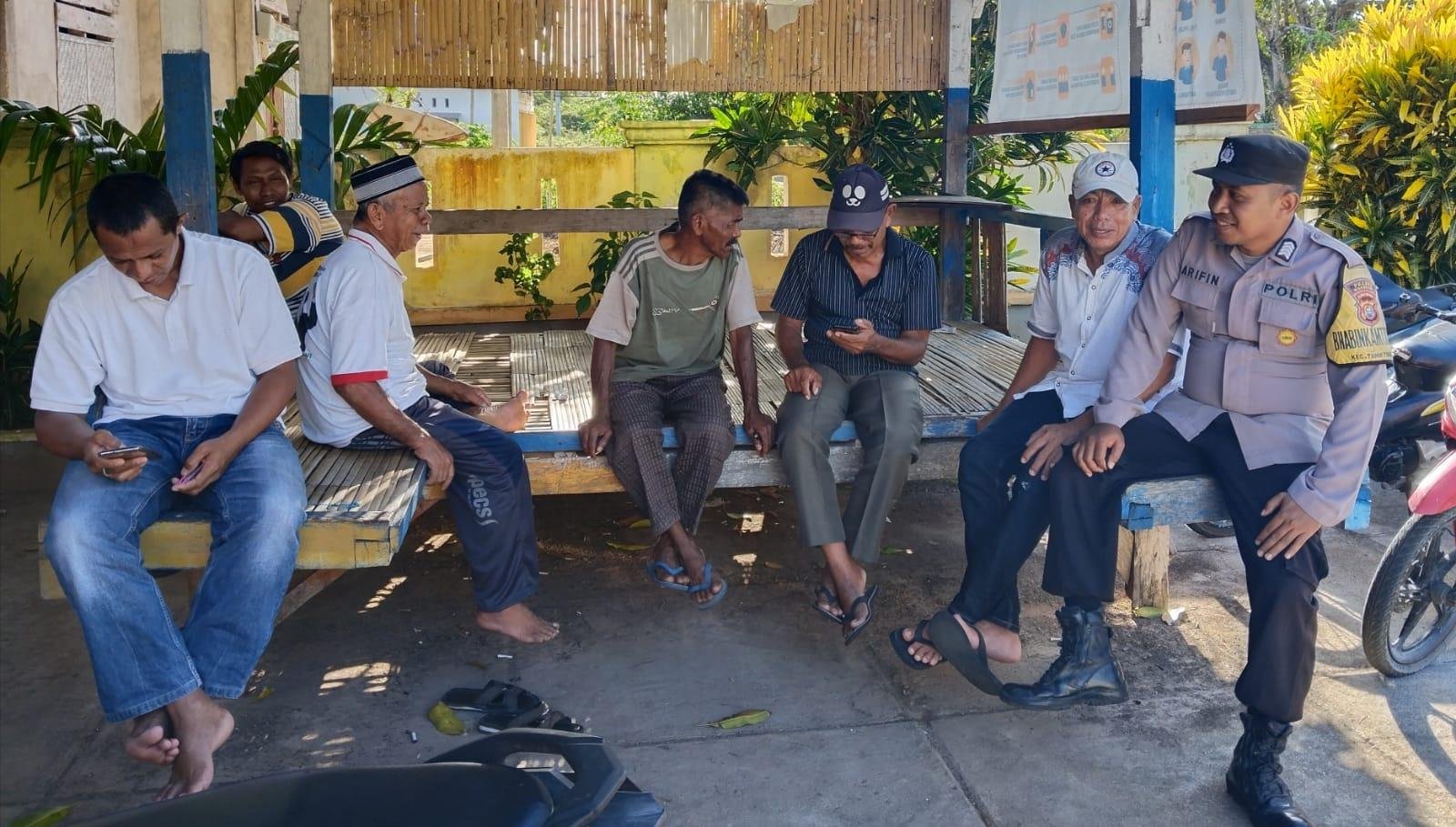 Bhabinkamtibmas Polres Wakatobi Intensifkan Giat Sambang di Desa Dete, Sampaikan Pesan Kamtibmas kepada Warga